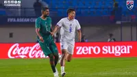 Striker Thailand, Supachai Jaided mendapatkan pengawalan ketat dari bek Pakistan, Abdullah Iqbal dalam laga pertama Grup B FIFA ASEAN Cup 2026 di Stadion Si Jalak Harupat, Kabupaten Bandung, Sabtu (26/9/2026) malam WIB. (Dok. FA Thailand)