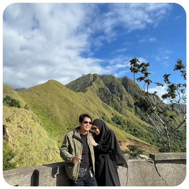 Tampil Mesra, Ini 5 Momen Liburan Dhini Aminarti dan Dimas Seto di Lombok