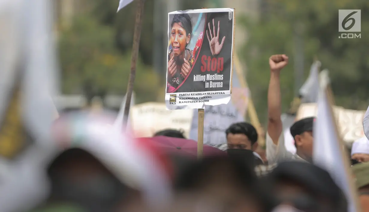 Peserta membawa berbagai poster pada Aksi 169 Bela Rohingya di kawasan Patung Kuda, Jakarta Pusat, Sabtu (16/9). Dalam aksinya, mereka juga menuntut pemerintah untuk membantu meredakan penderitaan etnis Rohingya. (Liputan6.com/Faizal Fanani)