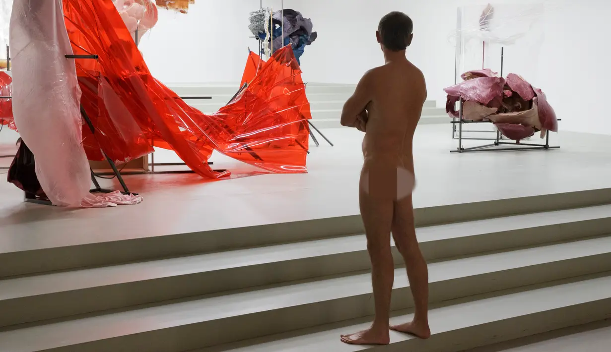 Pengunjung melihat koleksi pada pameran 'Discorde, Fille de la Nuit' di museum Palais de Tokyo di Paris, 5 Mei 2018. Museum seni di Paris membuka pintunya bagi 160 orang nudis atau orang yang memilih tidak memakai busana. (AFP/GEOFFROY VAN DER HASSELT)