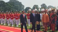 Penyambutan Presiden Argentina Mauricio Macri oleh Presiden Jokowi diawali dengan upacara kenegaraan. (Merdeka.com)