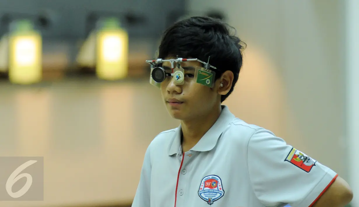 Petembak Junior Indonesia, I Kadek Rico V berkonsentrasi saat laga Final 10m Air Pistol Men Junior Kejuaraan Menembak ASEAN di Jakarta, Rabu (25/11/2015). Kadek meraih emas dengan 196.7 poin. (Liputan6.com/Helmi Fithriansyah)