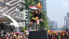 Salah satu pemuda peduli Nias melakukan atraksi lompat batu di kawasan Jalan Jenderal Sudirman, Jakarta, Minggu (4/3). Pemuda Peduli Nias melakukan beragam atraksi budaya untuk mempromosikan pariwisata di pulau tersebut. (Liputan6.com/Helmi Fithriansyah)