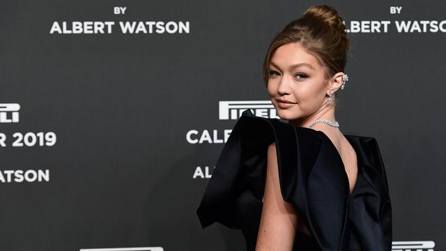 Pesona Gigi Hadid Bergaun Hitam di Milan
