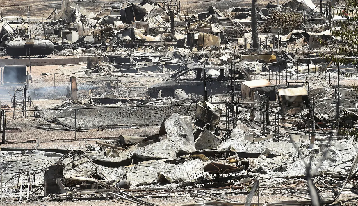 Suasana pemukiman warga di perkampungan Erskine di sepanjang South Lake, California, AS (24/6). Musibah yang disebabkan oleh kebakaran hutan ini telah menghanguskan sebuah perkampungan warga di California. (REUTERS/Noah Berger)