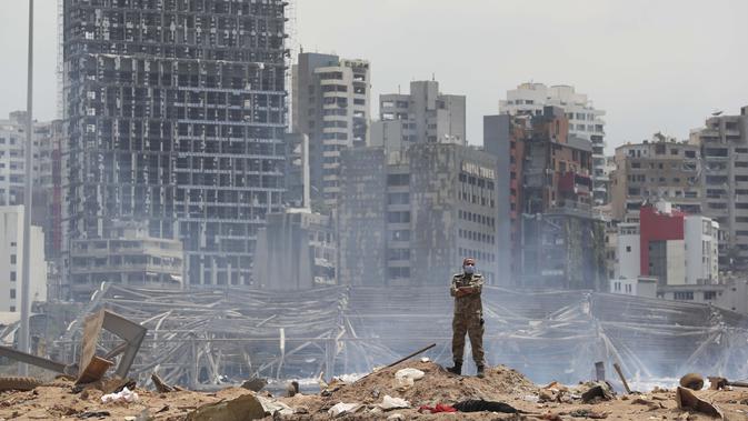 Seorang tentara berdiri di lokasi ledakan yang hancur di pelabuhan Beirut, Lebanon, Kamis, (6/8/2020). (AP Photo / Thibault Camus, Pool)