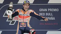 Marc Marquez menjadi pembalap Spanyol terakhir yang berhasil menjuarai MotoGP Jerez, yaitu pada 2019. Pembalap berjuluk The Baby Alien tersebut tercatat sudah tiga kali menang di sirkuit dengan panjang 4,4 kilometer tersebut. Marquez menyabet gelar pertamanya pada tahun 2014 dan pada 2018 ia berhasil menggandakan catatannya. (AFP/Jorge Guerrero)