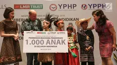 Executive Committe YPPH Stephanie Riady (kiri), Chief Marketing Officer LMI Danny Crayton (kedua kiri) dan Outreach Director YPPH Nursari Dewi Lugito (kanan) berbincang dengan perwakilan anak penerima beasiswa pendidikan di Jakarta, Selasa (6/8/2019). (Liputan6.com/Fery Pradolo)