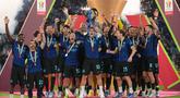 Inter Milan berhasil menambah gelar mereka pada musim ini dengan menyabet juara Coppa Italia pada Rabu (13/05/2026) malam waktu setempat. (AP Photo/Andrew Medichini)