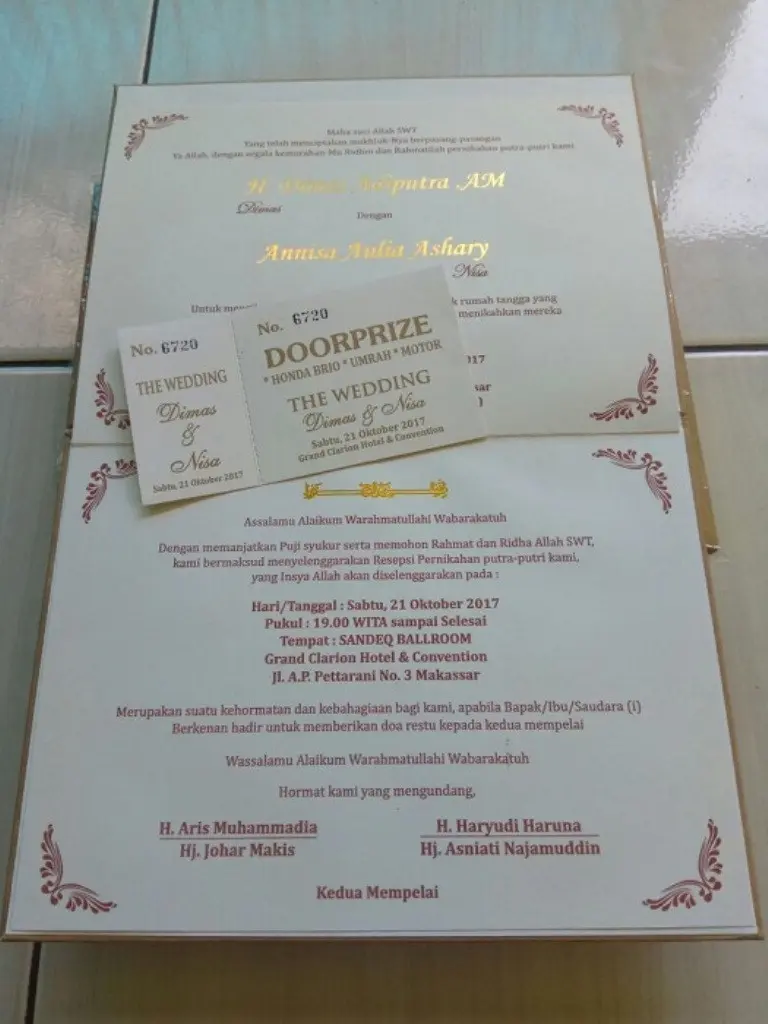 Hmmm, kamu yang dapat undangan pernikahan pengantin asal Soppeng, Sulawesi Selatan ini pasti ngarep banget dapat hadiahnya. (Foto:Fajaronline.com)