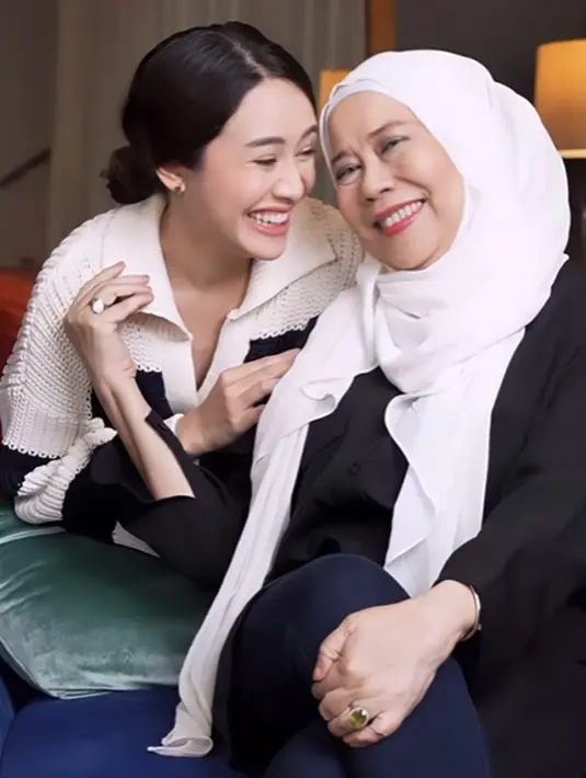 <p>Kompaknya gaya Dewi Yull dan Merdi Octavia mengenakan outfit bernuansa hitam-putih. Dewi Yull memadukan atasan hitam dengan celana jeans dan hijab putih polos, sedangkan Merdi Octavia tampil cantik mengenakan atasan knitted berkerah berwarna dasar putih dengan corak garis hitam. [Foto: Instagram/merdioctav]</p>