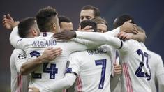 Pemain Real Madrid merayakan gol yang dicetak Eden Hazard ke gawang Inter Milan pada laga lanjutan Liga Champions di Giuseppe Meazza, Kamis (26/11/2020) dini hari WIB. Real Madrid menang 2-0 atas Inter Milan. (AP Photo/Luca Bruno)