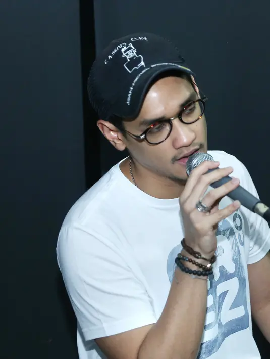 Afgan sukses menjawab tantangan yang diberikan oleh konduktor Erwin Gutawa. Dari pengamatan dilapangan, ia terlihat antusias menjalani latihan jelang tampil pada 24 Agustus mendatang. (Galih W. Satria/Bintang.com)