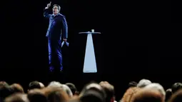 Calon indepeden dari kelompok sayap kiri, Jean-Luc Melenchon memproyeksikan dirinya yang sedang berpidato untuk pilpres Prancis, dengan teknologi hologram 3D, di lokasi kampanye di Saint-Denis, dekat Paris, Minggu (5/2). (AP Photo/Kamil Zihnioglu)