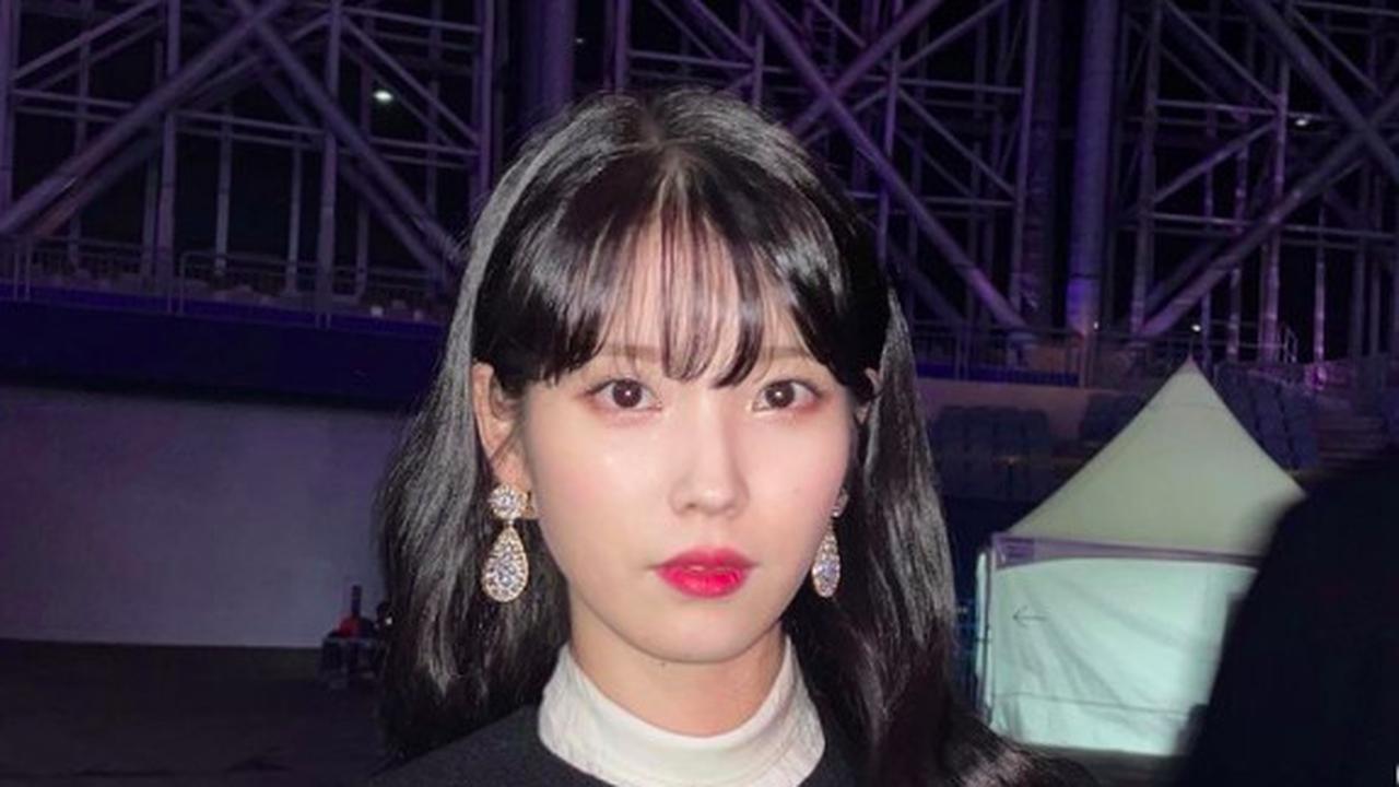 Potret ​​IU Saat Hadiri Golden Disc Award ke-36