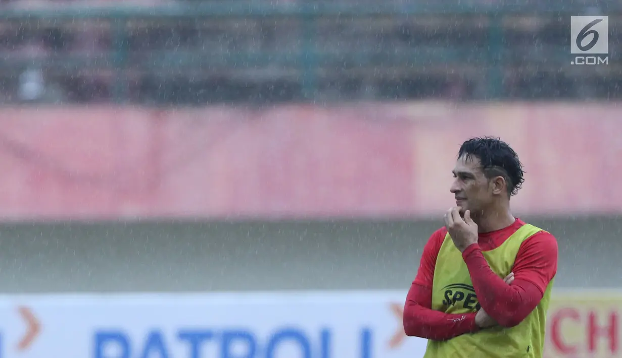 Addison Alves saat latihan bersama skuat Macan Kemayoran di Stadion Manahan Solo, Jawa Tengah, Minggu (11/2). Persija resmi mendatangkan Addison Alves untuk mempertajam lini serang untuk musim 2018. (Liputan6.com/Helmi Fithriansyah)