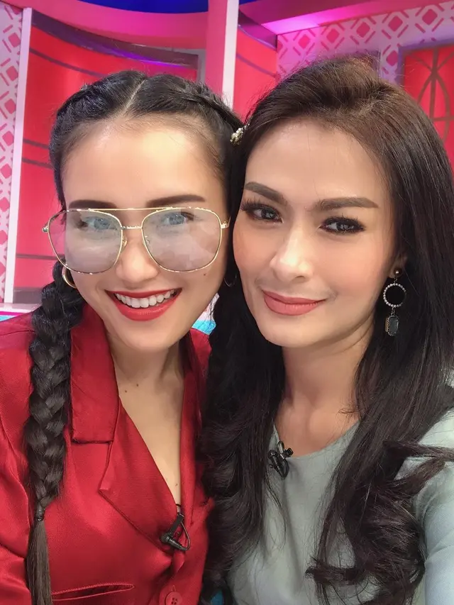 Bak Saudara Kandung, Ini 6 Potret Kedekatan Iis Dahlia dan Ayu Ting Ting
