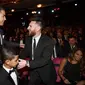 Keduanya selalu bersaing meraih gelar untuk tim maupun gelar individu. Keduanya sama-sama koleksi banyak gelar Ballon D'Or yang menjadi bukti Ronaldo dan Messi memang mumpuni. Sebagai rival lebih dari sedekade, Messi dan Ronaldo selalu dikait-kaitkan jadi pesepak bola terbaik di dunia. (AFP/Ben Stansall)