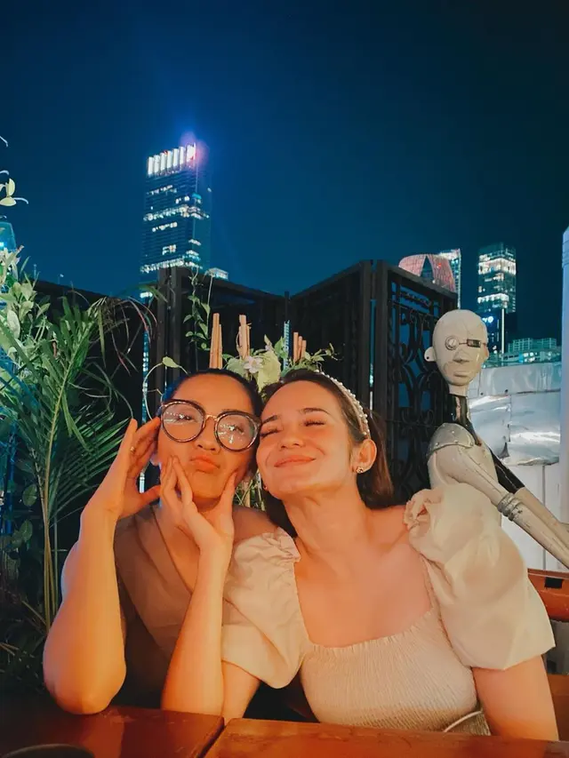 6 Potret Persahabatan Enzy Storia dan Hesti Purwadinata, Bak Kakak Adik