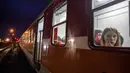 Seorang wanita melihat keluar dari kereta menuju Krakow setelah melarikan diri dari Ukraina di stasiun kereta api di persimpangan perbatasan di Medyka, Polandia, 8 Maret 2022. PBB mengatakan, serangan gencar Rusia telah memaksa lebih dari 2 juta orang meninggalkan Ukraina. (AP Photo/Visar Kryeziu)