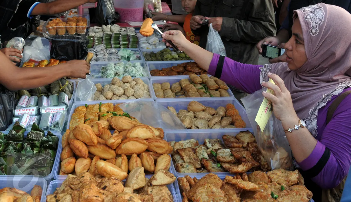 Aneka camilan untuk berbuka puasa tampak dijajakan pedagang di Pasar Benhil, Jakarta, Kamis (18/6/2015). Biasanya sejak pukul 16.00 WIB pasar ini mulai disebu para pecinta kuliner berbuka puasa. (Liputan6.com/Johan Tallo)