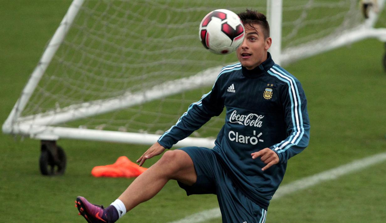 Paulo Dybala tengah berlatih bersama timnas Argentina pada sesi latihan jelang melawan Peru pada kualifikasi Piala Dunia 2018 di Lima, Peru (4/10/2016). (REUTERS/Guadalupe Pardo)
