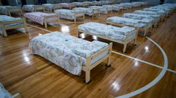 Tempat tidur untuk pasien yang terinfeksi virus corona Covid-19 diletakkan di gimnasium tempat berlatih timnas futsal Asosiasi Sepakbola Argentina (AFA) di pinggiran Buenos Aires, Senin (13/4/2020). AFA menjadikan markas timnas futsalnya sebagai tempat perawatan pasien corona. (AP/Victor R Caivano)