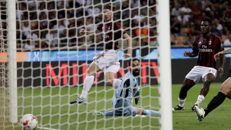 Gelandang AC Milan, Riccardo Montolivo (kiri), merobek gawang Shkendija pada leg pertama play-off Liga Europa, Jumat (18/8/2017) dini hari WIB. (AP Photo/Antonio Calanni)