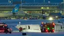 Sebuah pesawat maskapai Delta mengalami kecelakaan saat mendarat di Bandara Internasional Toronto Pearson, Ontario, Kanada pada Selasa 17 Februari 2025. (Geoff Robins/AFP)