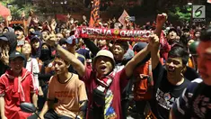 Suporter tim Macan Kemayoran merayakan gelar juara Go-Jek Liga 1 Indonesia 2018 bersama Bukalapak yang diraih Persija di kawasan Bundaran HI, Jakarta, Minggu (9/12). Persija meraih gelar juara dengan 62 poin. (Liputan6.com/Helmi Fithriansyah)