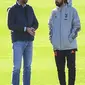 Pelatih Juventus, Andrea Pirlo tampak terlibat pembicaraan serius dengan Presieden Juventus, Andrea Agnelli di lokasi latihan di Turun, Italia, Selasa (27/8/2020) (AFP/Marco Bertorello)