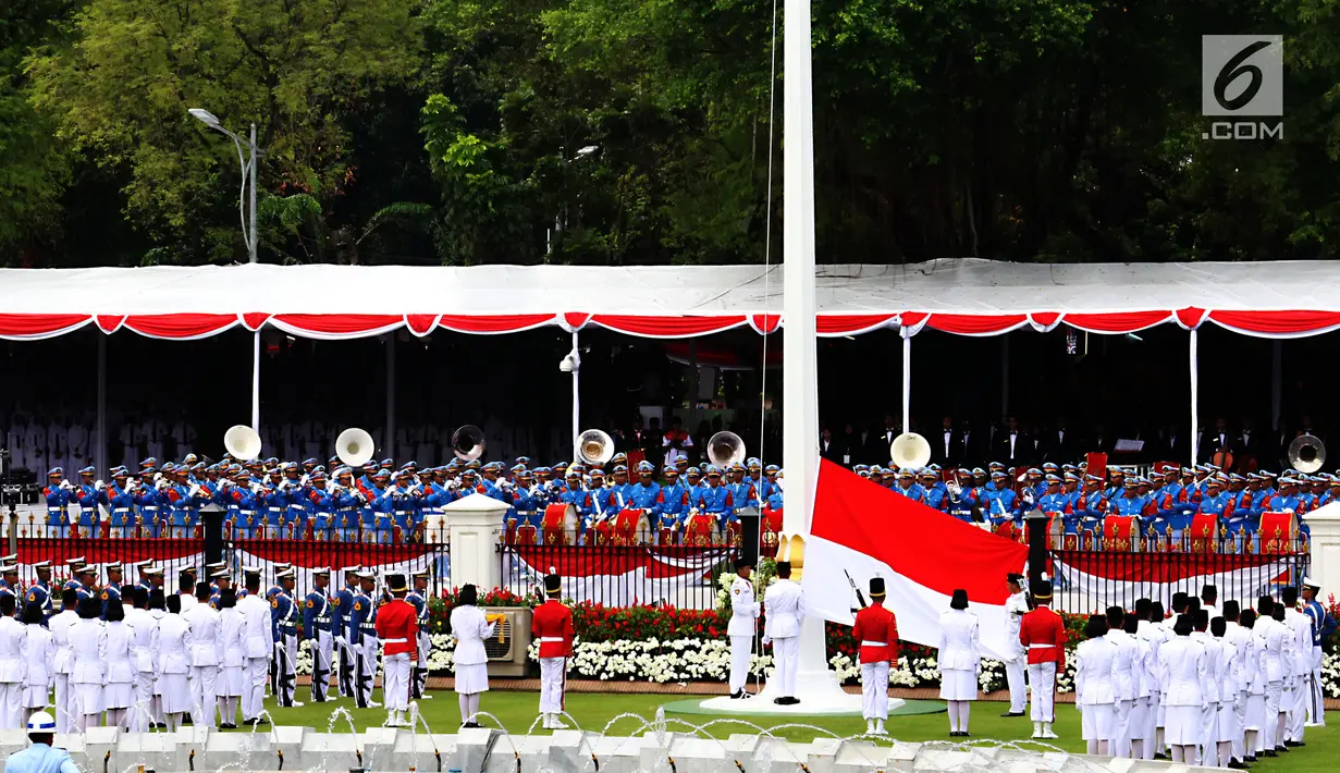 Pasukan Pengibar Bendera Pusaka (Paskibraka) bersama Pasukan Pengamanan Presiden (Paspampres) mengibarkan bendera Merah Putih dalam Upacara Peringatan Detik-detik Proklamasi 17 Agustus di Istana Merdeka, Jakarta, Kamis (17/8). (Liputan6.com/Pool)