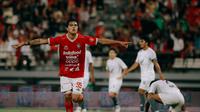 Penyerang Bali United, Diego Campos, merayakan gol yang dicetaknya ke gawang PSM Makassar dalam laga pekan ke-30 BRI Super League 2025/2026, Senin (27/4/2026). (Bola.com/Alit Binawan)