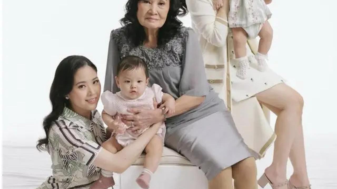 Selain kombinasi warna hitam putih, pada foto keluarga ini ia juga terlihat mengenakan nuansa netral yang memberikan kesan hangat dan menyatu.<br>