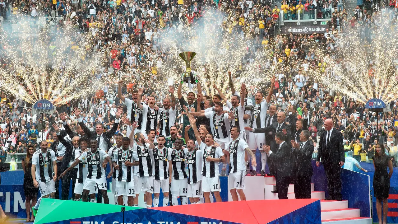 Pelukan Tifosi Juventus untuk Gianluigi Buffon