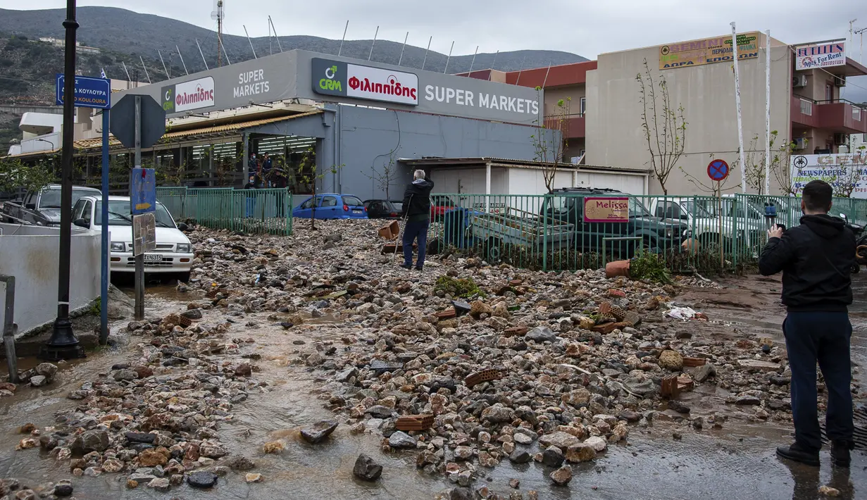 Batu-batu tergeletak di luar supermarket setelah hujan lebat melanda desa Malia di pulau Kreta, Yunani, Selasa (10/11/2020). Banjir besar di Pulau Kreta Yunani merusak jalan, membanjiri ratusan rumah, dan menyeret mobil ke laut di tengah hujan deras yang sedang berlangsung. (AP Photo/Harry Nakos)