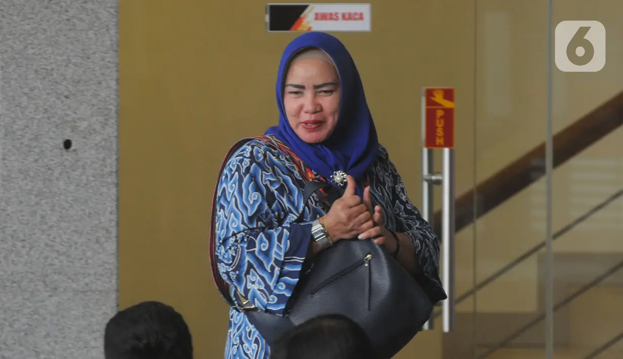 Anggota DPRD Kabupaten Muara Enim, Verra Erika seusai menjalani pemeriksaan di Gedung KPK, Jakarta, Selasa (3/12/2019). Verra Erika diperiksa sebagai saksi untuk melengkapi berkas penyidikan Bupati nonaktif Muara Enim Ahmad Yani. (merdeka.com/Dwi Narwoko)