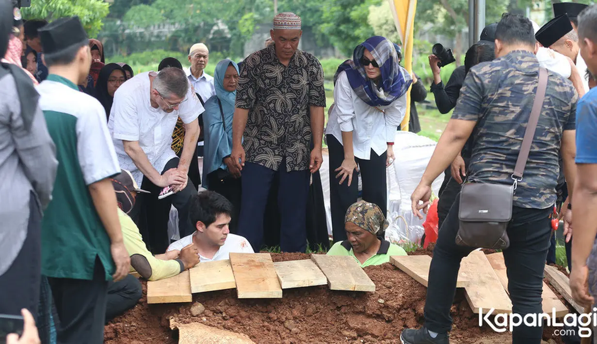 Maxime turun ke liang lahat bersama ayahnya, Patrice Bouttier dan saudaranya. Luna tampak terus mendampingi sang kekasih yang tengah berduka. [KapanLagi.com/Budy Santoso]