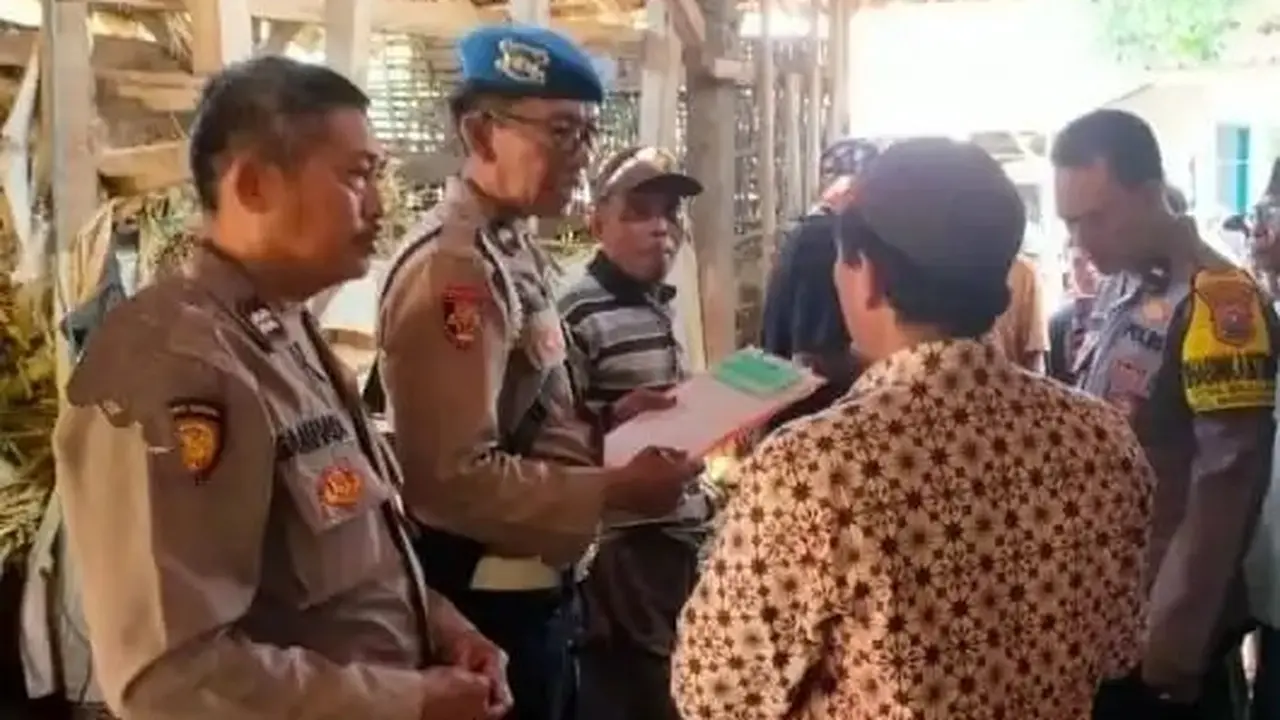 Aparat Kepolisian melakukan olah TKP Kasus anak kelas 5 SD ditemukn tergantung di Wongsorejo Banyuwangi (Istimewa)