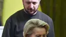 Presiden Ukraina Volodymyr Zelensky dan Presiden Komisi Eropa Ursula von der Leyen meninggalkan ruangan pada akhir konferensi pers bersama setelah pembicaraan di Kyiv, Kamis (2/2/2023). Ini akan menjadi delegasi terbesar UE yang disambut Kyiv sejak awal invasi Moskow. Para delegasi juga dijadwalkan akan menghadiri KTT UE-Ukraina di ibu kota negara yang dilanda perang itu pada Jumat (3/2). (Sergei SUPINSKY/AFP)