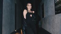 Sebelum melayangkan somasi, Ari Bias mengontak kakak sekaligus manajer Agnez Mo, Steve. Namun, ia tak mendapat jawaban positif terkait direct license. (Foto: Dok. Instagram @agnezmo)