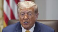 Presiden Donald Trump berbicara dalam rapat kabinet di Gedung Putih, Selasa, 8 Juli 2025, di Washington. (Foto AP/Evan Vucci)