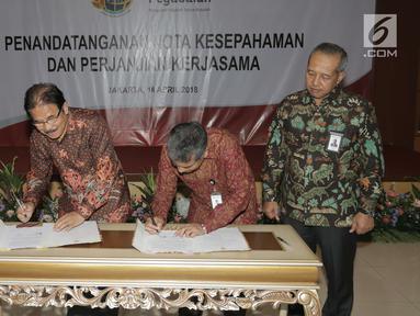 Menteri Agraria dan Tata Ruang/Badan Pertahanan Nasional (ATR/BPN) Sofyan A. Djalil (kedua kiri) bersama Direktur Utama PT Pegadaian (Persero) Sunarso (kedua kanan) menandatangani kerjasama di Jakarta, Rabu (18/4). (Liputan6.com/Angga Yuniar)