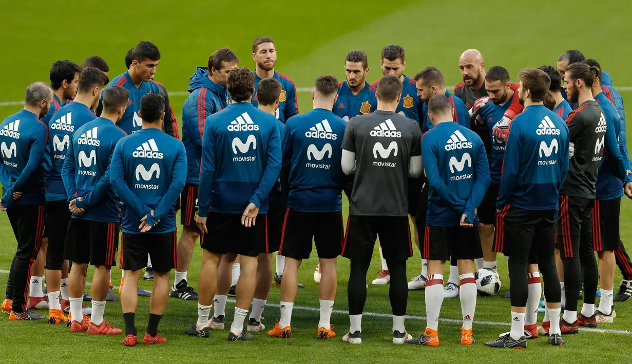 Pemain Spanyol saat mengikuti sesi latihan di stadion Wanda Metropolitano di Madrid, (26/3). Spanyol akan memainkan pertandingan sepak bola persahabatan internasional melawan Argentina pada Rabu (28/3) dini hari. (AP Photo / Francisco Seco)