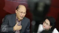 Motivator Mario Teguh (kiri) bersama kuasa hukumnya Elza Syarief menyampaikan keterangan terkait perseteruan dengan Ario Kiswinar Teguh di Jakarta, Senin (10/10). (Liputan6.com/Immanuel Antonius)