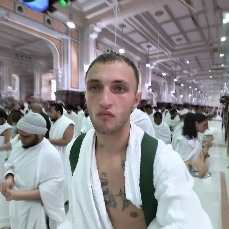 Anwar Hadid Unggah Potret Berihram Jalani Umrah di Makkah Saat Ramadan