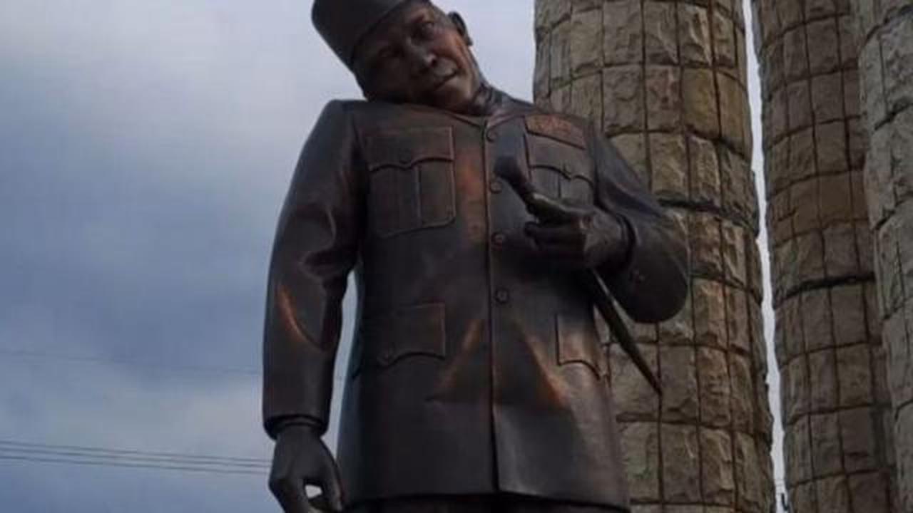 Pemkab Indramayu Perbaiki Patung Soekarno yang Miring