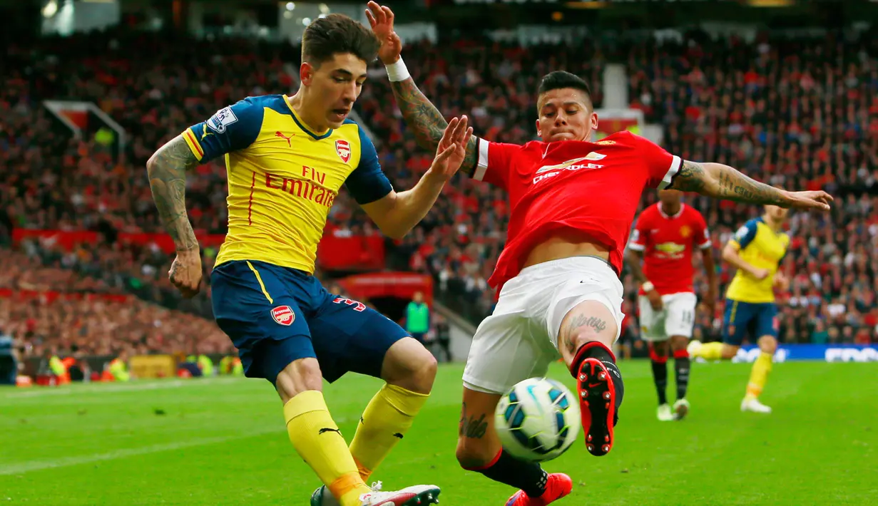 Bek Arsenal, Héctor Bellerín (kiri) berusaha mengumpan bola dari kejaran bek Marcos Rojo saat Laga Liga Premier Inggris di Stadion Old Trafford, Minggu (17/5/2015). Manchester United bermain imbang 1-1 atas Arsenal. (Reuters/Jason Cairnduff)