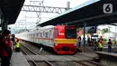Kereta commuter line melintas di Stasiun Manggarai, Jakarta, Kamis (13/2/2020). PT KCI melakukan rekayasa perjalanan KRL Bogor dan Bekasi terkait penggantian wesel atau persimpangan rel di stasiun Gambir dan Jakarta Kota. (merdeka.com/Magang/Muhammad Fayyadh)