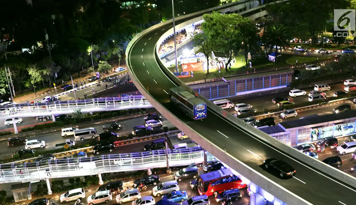 Sejumlah kendaraan melintasi Simpang Susun Semanggi di kawasan Semanggi, Jakarta, Jumat (28/7). Uji coba jembatan layang non tol yang dibangun dengan dana Rp 360 miliar ini diresmikan Gubernur Djarot Saiful Hidayat. (Liputan6.com/Angga Yuniar)